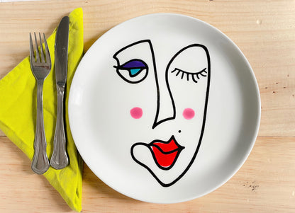 Assiette en porcelaine avec peinture abstraite visage de femme 